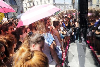 Victoria's Secret apre a Milano: preso d'assalto il negozio 16