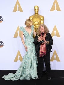 Oscar, i vincitori stringono le statuette 3
