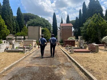 Tombe danneggiate al Verano (Roma), tunisino arrestato per la seconda volta: le immagini 6
