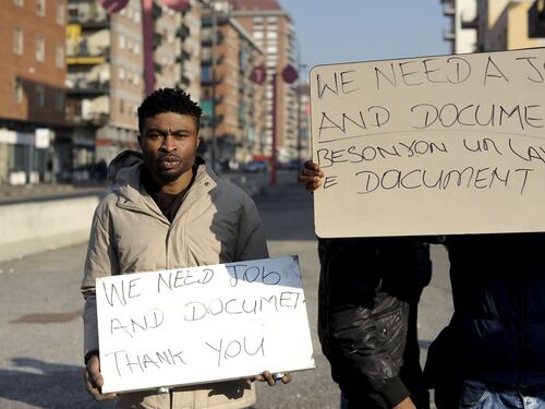 Sgomberi, tensione a Torino: dagli immigrati secchiate d'acqua sui poliziotti