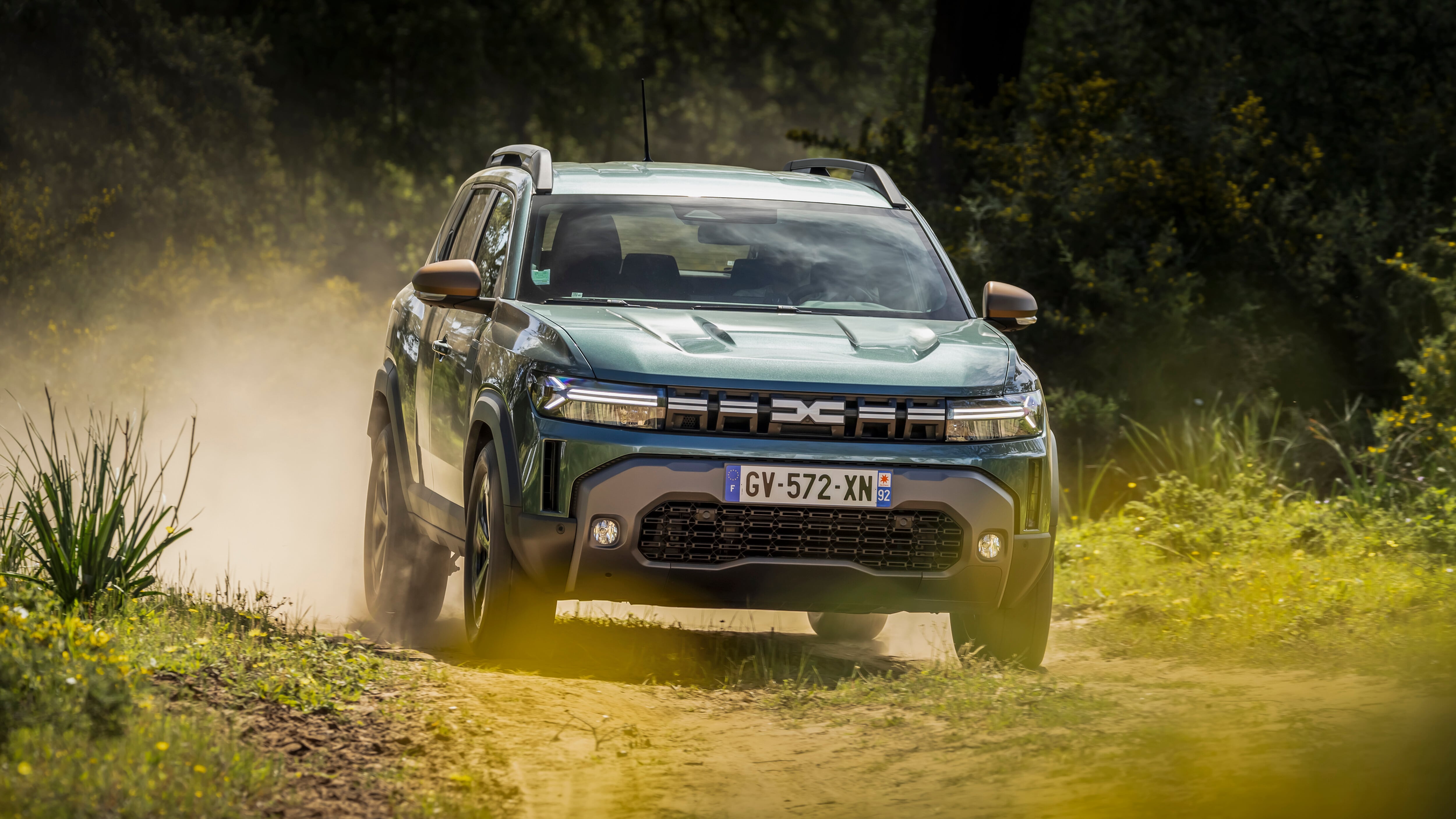 Dacia Duster Hybrid 2025, consumi da citycar per un SUV da famiglia