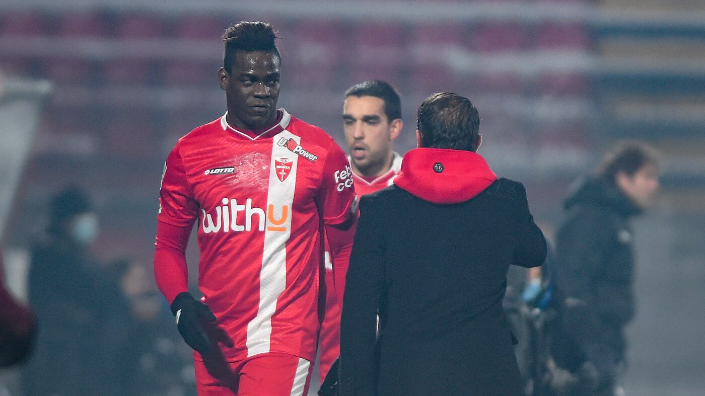 "Mi tradisci con Balotelli". E viene massacrata di botte