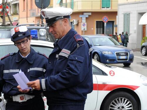 Aveva 220 auto intestate: multa record per il prestanome rumeno