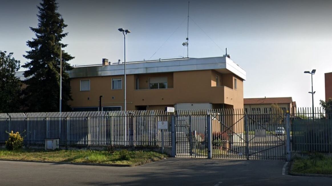 Milano, tentano di sfondare ingresso della caserma col carrello