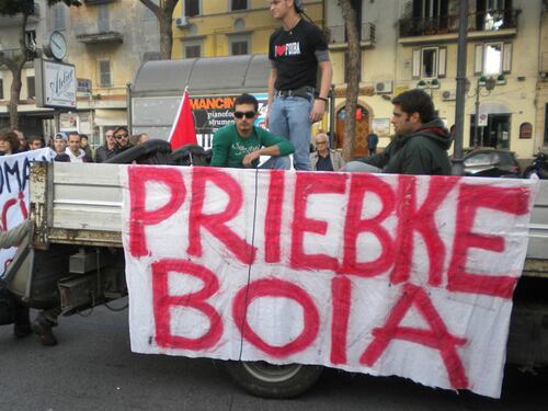 Gli ultrà dell'odio: per attaccare Priebke esaltano le Foibe