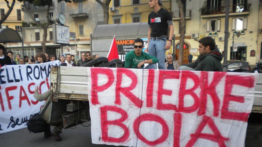 Gli ultrà dell'odio: per attaccare Priebke esaltano le Foibe