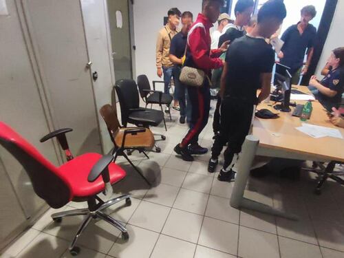 "Noi baby-sitter ai minori non accompagnati". Ecco cosa succede nei commissariati
