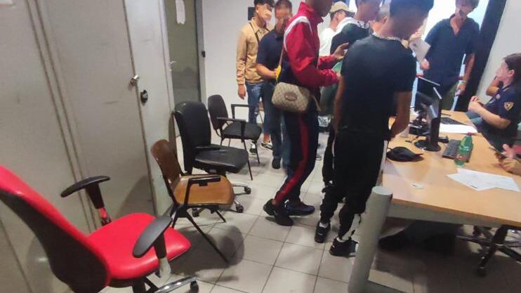"Noi baby-sitter ai minori non accompagnati". Ecco cosa succede nei commissariati