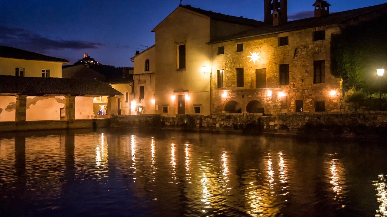 Bagno Vignoni, dove la piazza è una piscina