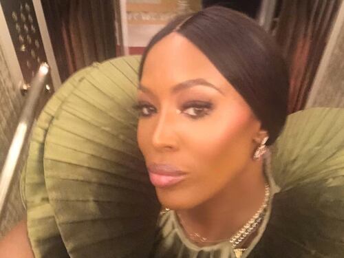 Fan contro Naomi Campbell: "Rimpicciolisci il naso con Photoshop"