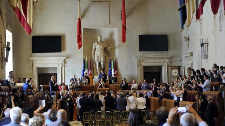 Giornalisti contro Raggi "Non rispetta le norme sulla trasparenza"