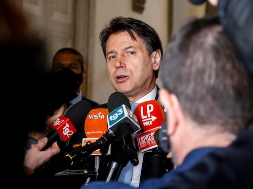 Da santo a impresentabile. Il dilemma Conte per il Pd