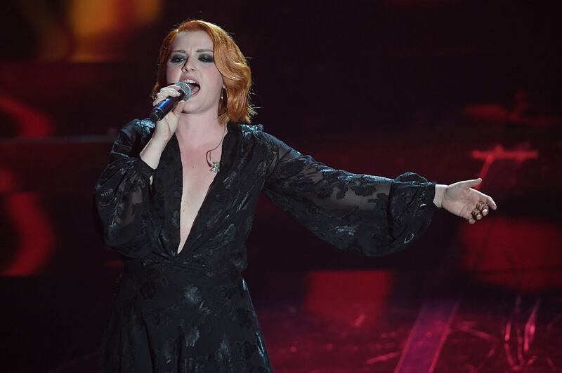 Sanremo 2018, Noemi in abito nero e profonda scollatura 3