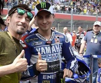 Su Twitter dilaga lo sfottò sul biscottone Marquez-Lorenzo 9