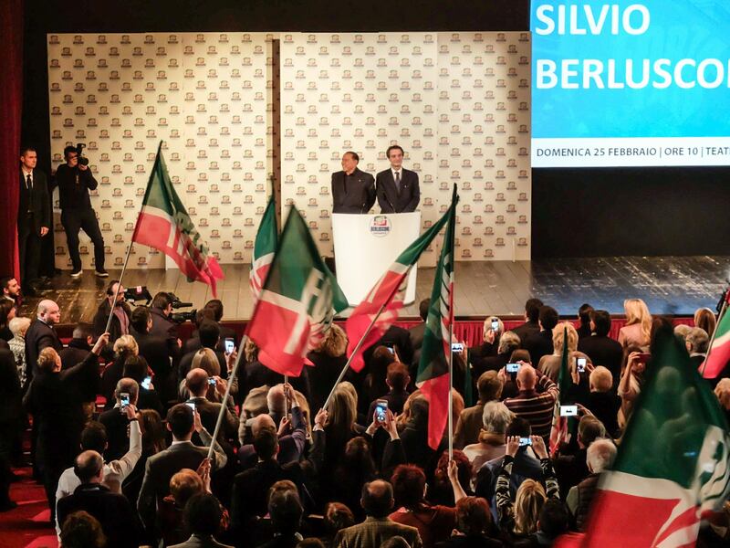 L'affetto che circonda Berlusconi a Milano 5