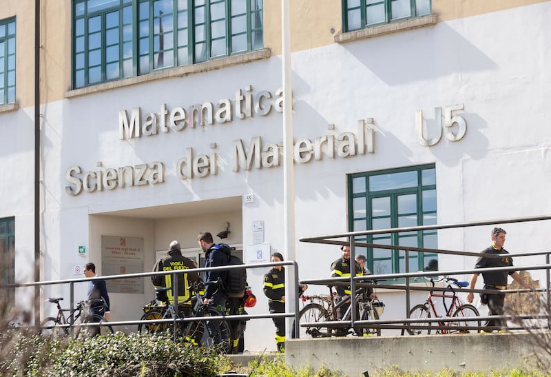 Milano, i vigili del fuoco al padiglione della Bicocca dopo la fuoriuscita di acido cloridrico 10