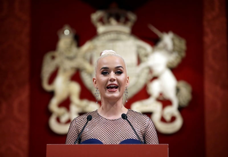 Il Principe Carlo e Katy Perry in foto 7