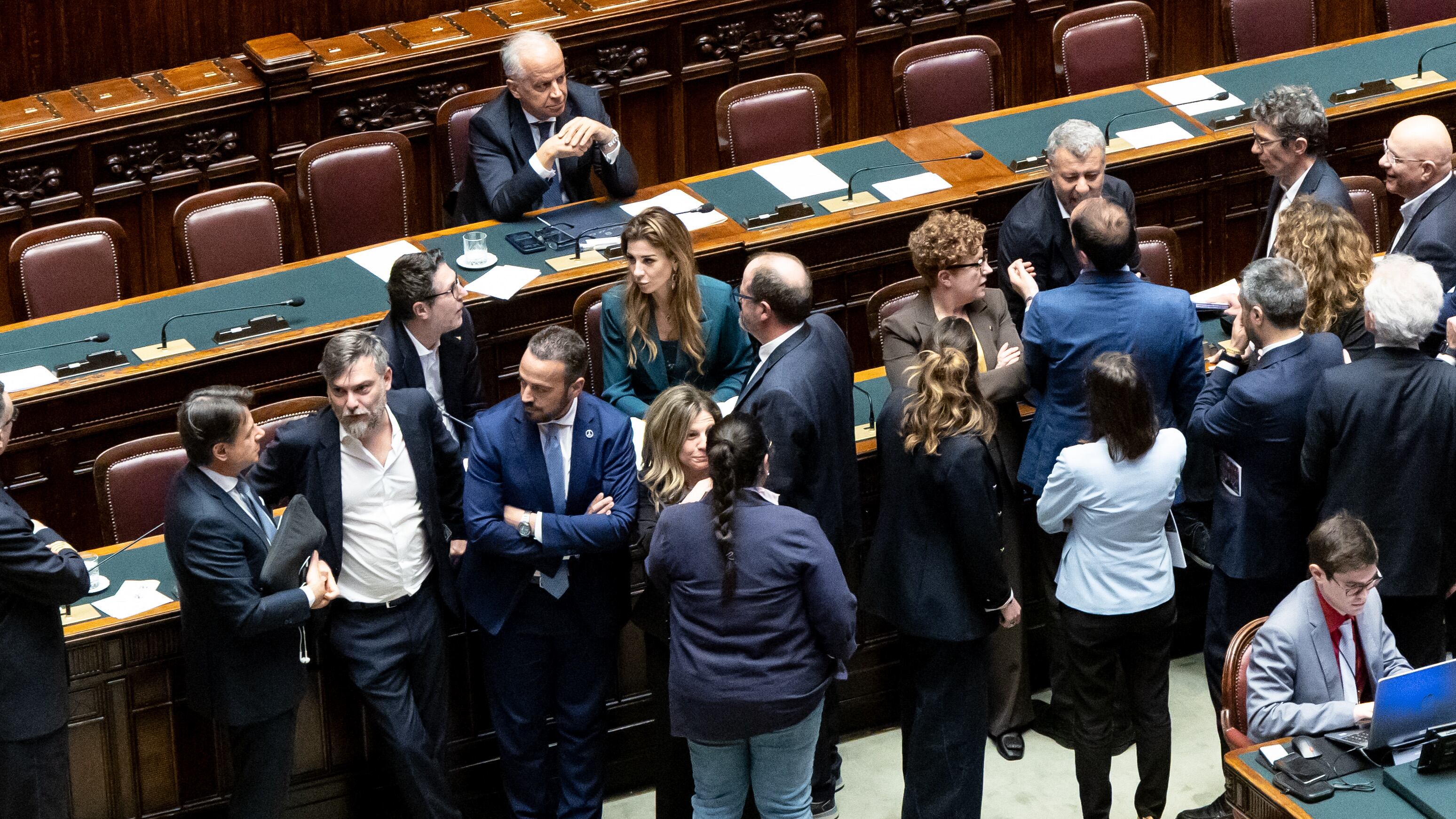 Dl Sicurezza, le opposizioni scatenano il caos. Meloni: "Nessun pasticcio". Il governo pone la fiducia, domani il voto