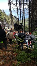 Stresa, cede il cavo e la funivia precipita nel vuoto 2