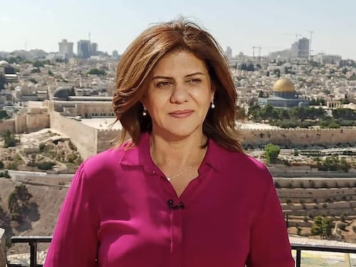Uccisa Shireen, la giornalista-star di Al Jazeera. Ma Israele attacca: "Non abbiamo colpito noi"