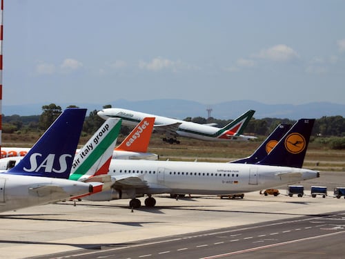 Da ora si può usare il telefono in volo: ecco chi può tenerlo acceso
