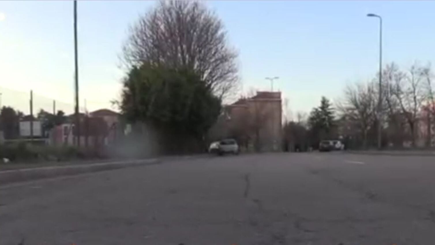 Lui pestato, lei stuprata Incubo a Milano: caccia a uno straniero