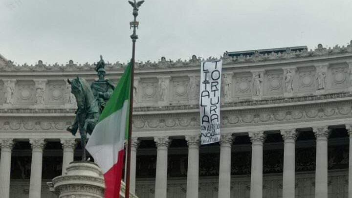 "L'Italia tortura". L'ennesimo blitz degli anarchici pro Cospito