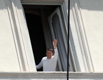 Renzi in maglietta bianca dopo la parata del 2 giugno 5