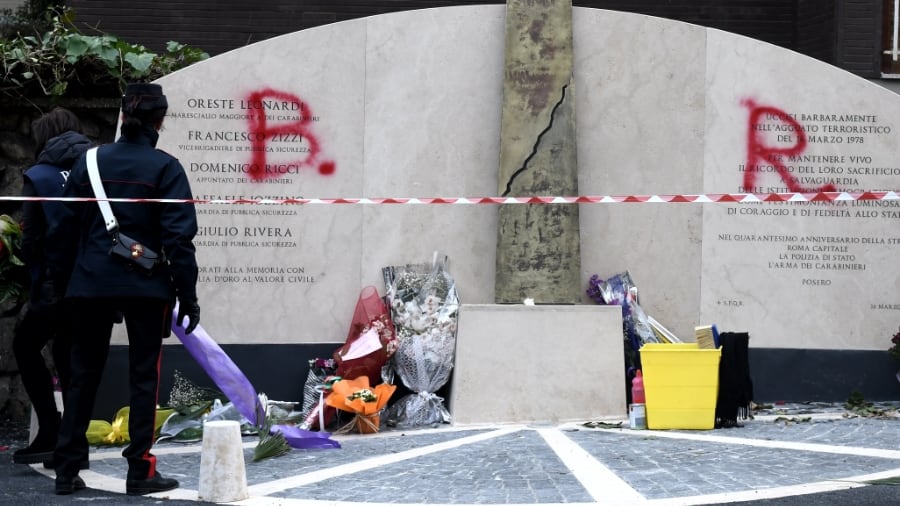 Roma, denunciato l'uomo che scrisse BR sul monumento in via Fani