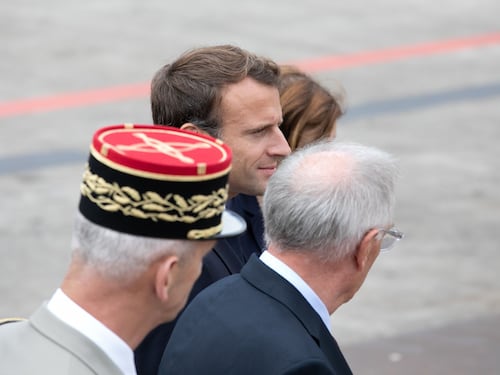 Francia, cittadinanza negata a una straniera perché "lavora troppo"