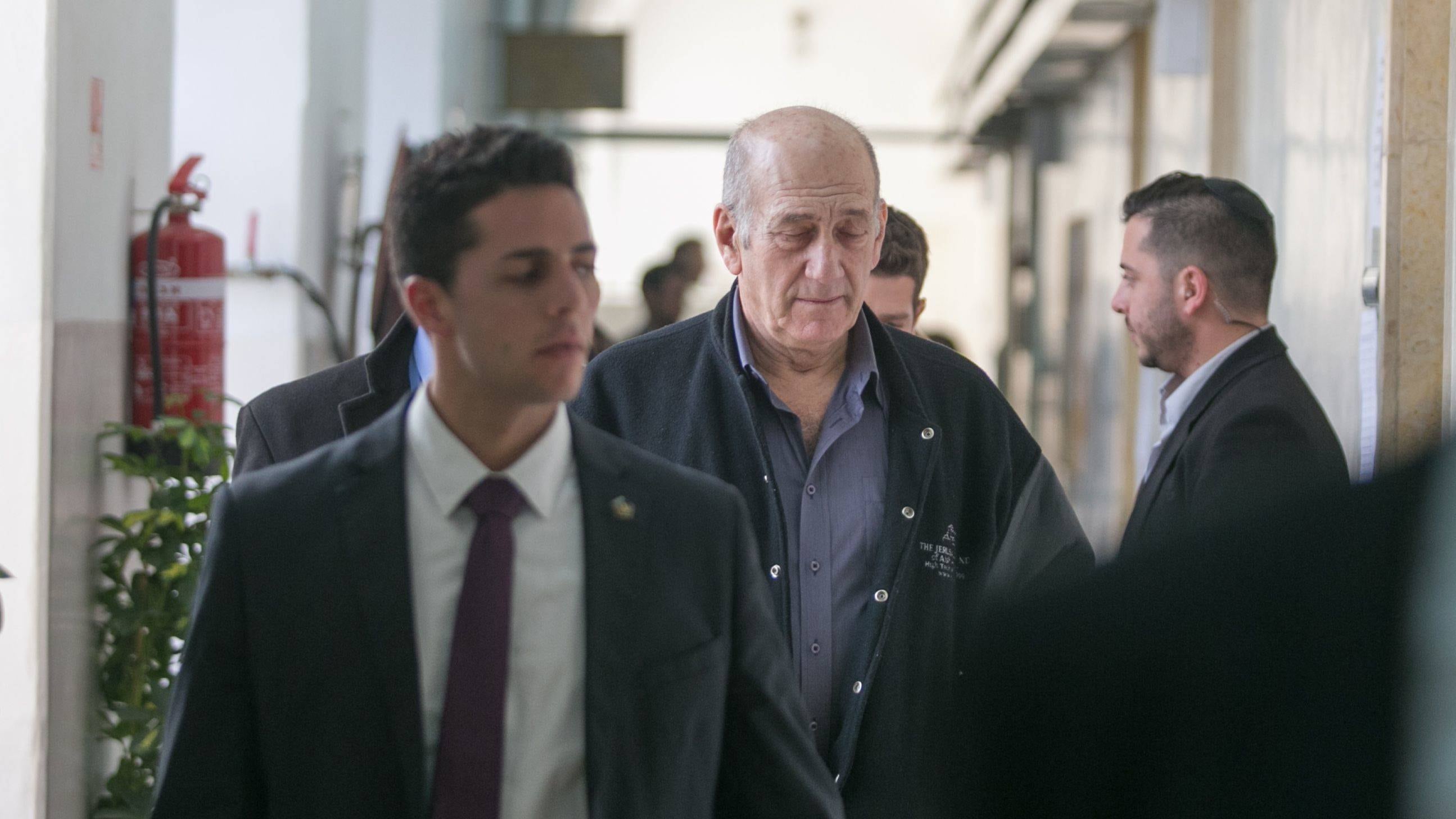 Israele, ex premier Olmert entra in carcere. Deve scontare 19 mesi