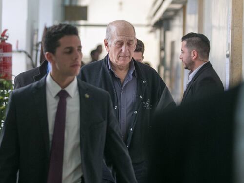 Israele, ex premier Olmert entra in carcere. Deve scontare 19 mesi