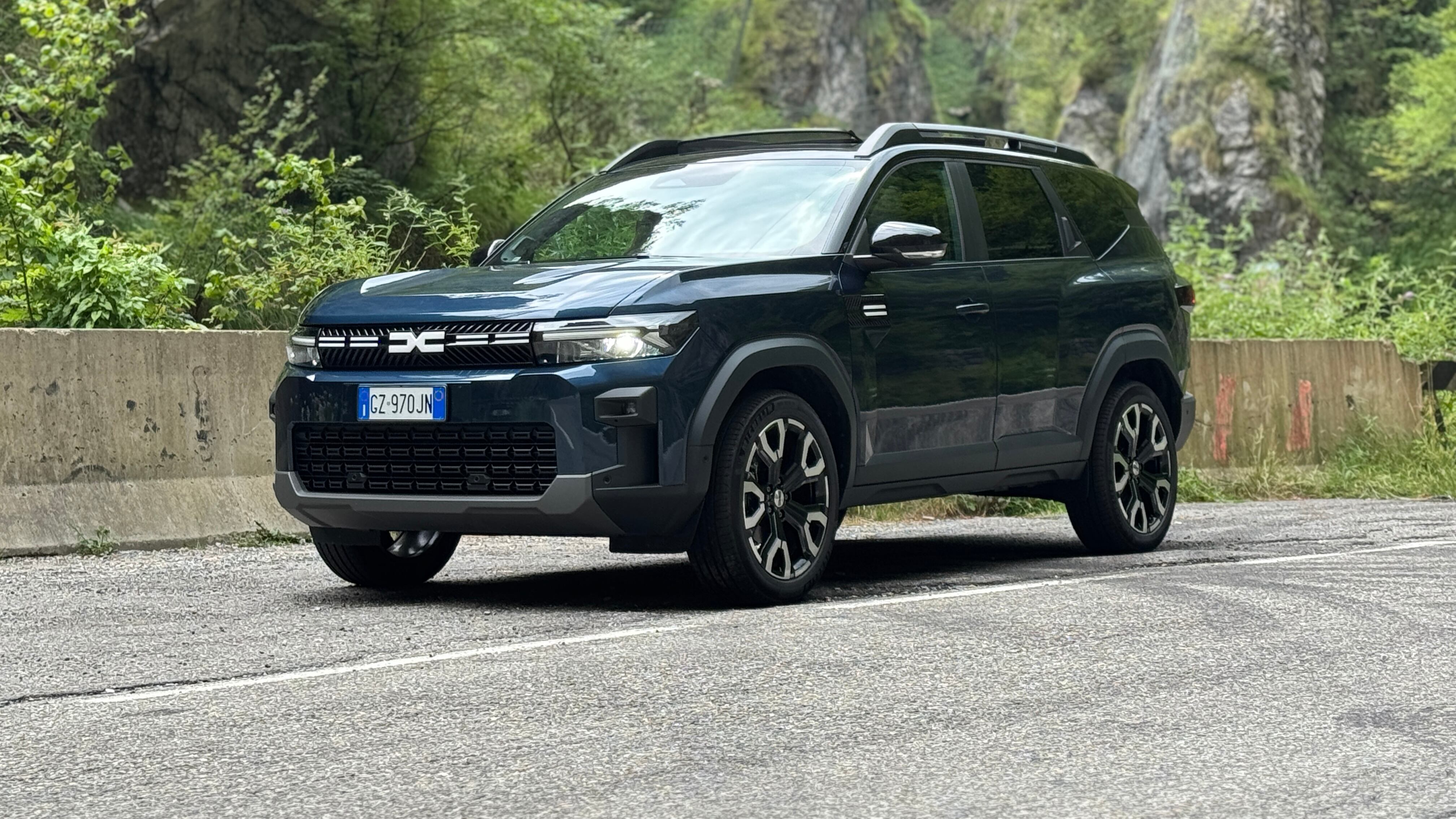Dacia Bigster Hybrid: la scoperta della Val Taleggio a bordo del nuovo SUV ibrido