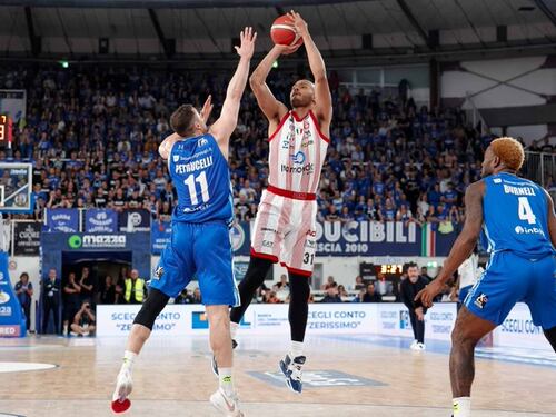 Basket, l'Olimpia Milano espugna Brescia e conquista la finale scudetto