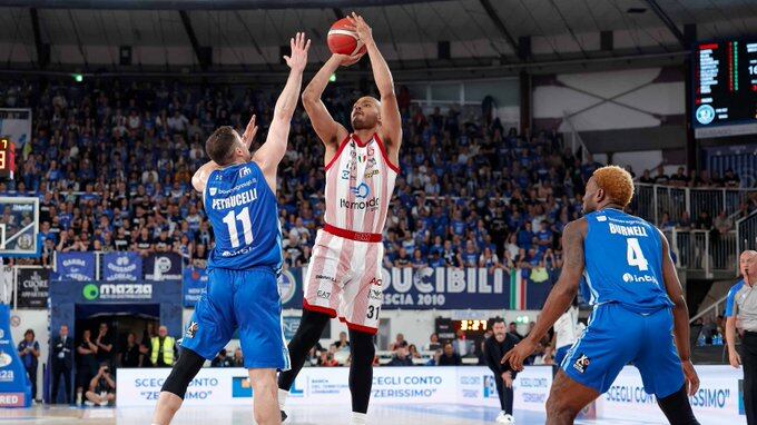 Basket, l'Olimpia Milano espugna Brescia e conquista la finale scudetto