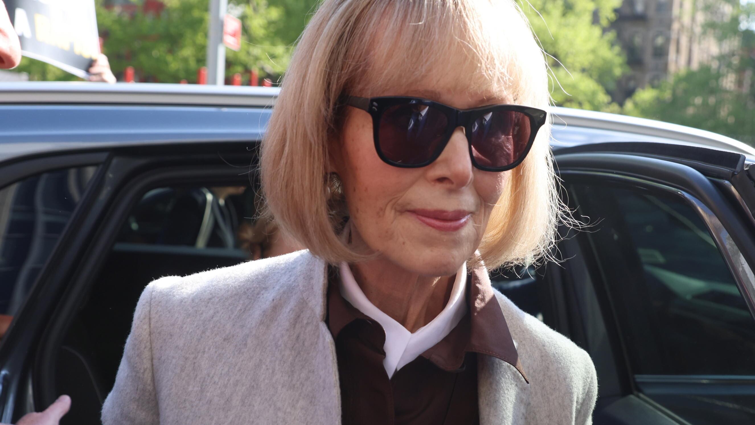 "Trump mi violentò e poi mi diffamò". Le accuse della scrittrice Jean Carroll