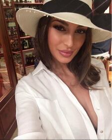 Cristina Buccino, scollatura hot a cena 9