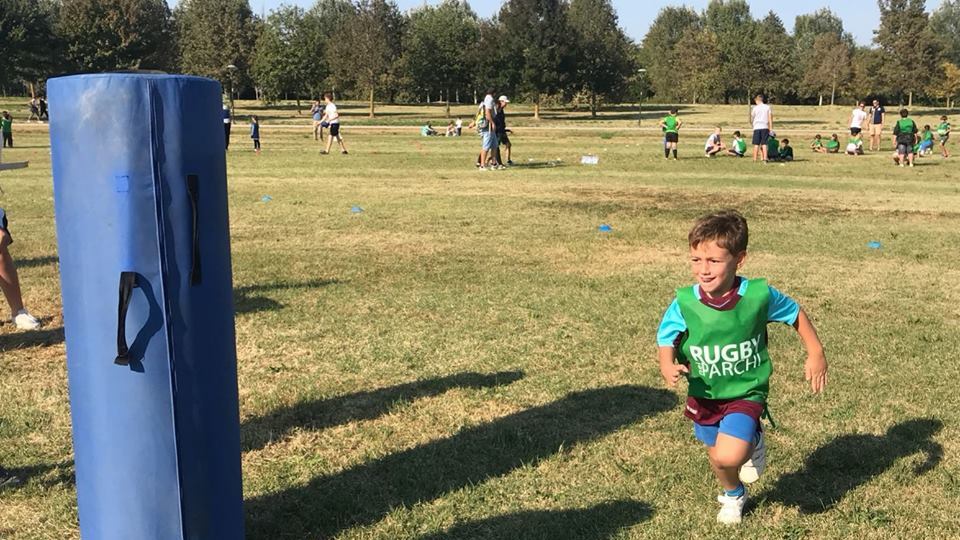 La palla ovale al parco per aiutare a crescere i bambini neurodiversi