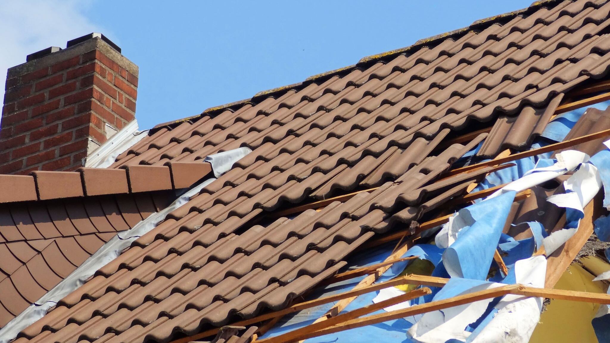 Tegole e oggetti che precipitano dal palazzo: quando il maltempo non esclude il risarcimento