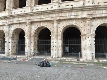 Il Colosseo della vergogna: turisti tra rifiuti ed escrementi 8