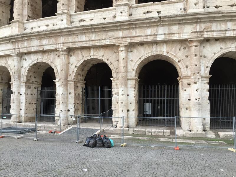 Il Colosseo della vergogna: turisti tra rifiuti ed escrementi 8