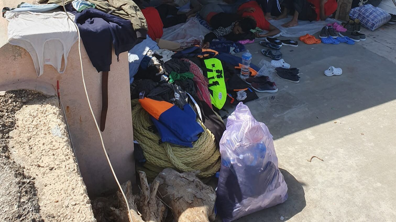Migranti, ammassati al Molo: così Lampedusa sta esplodendo
