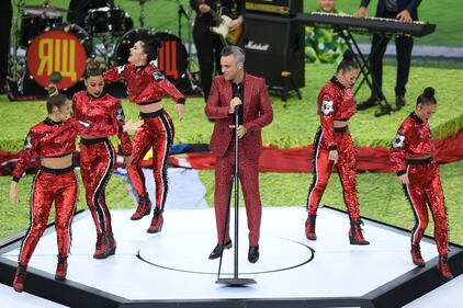 Lo show di Robbie Williams e Irina Garifullina durante la cerimonia d'apertura dei Mondiali 13