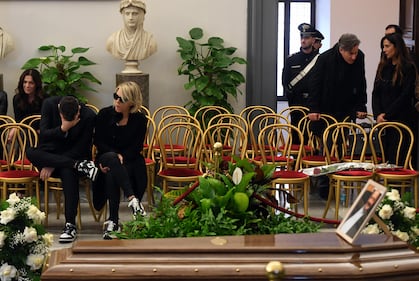 Maria De Filippi e il figlio alla camera ardente di Maurizio Costanzo 4