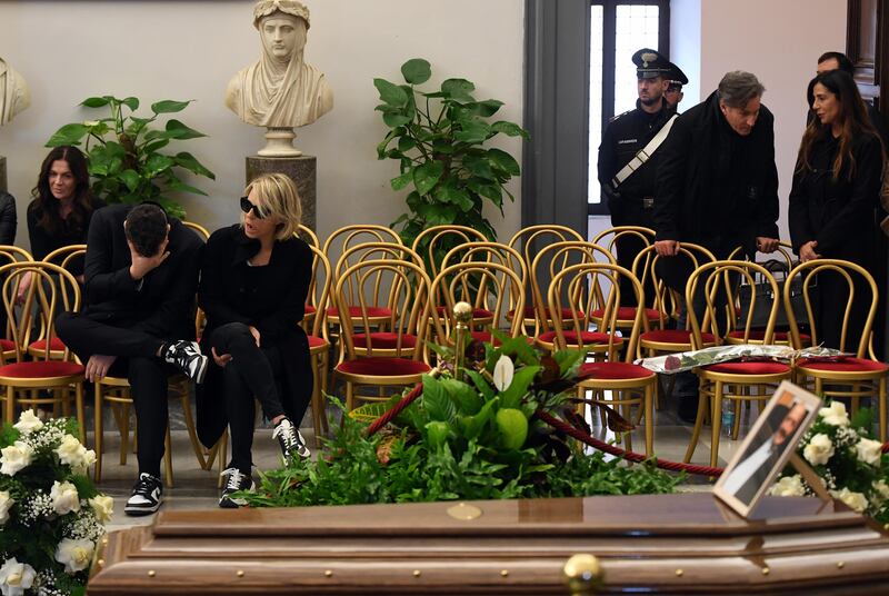 Maria De Filippi e il figlio alla camera ardente di Maurizio Costanzo 4