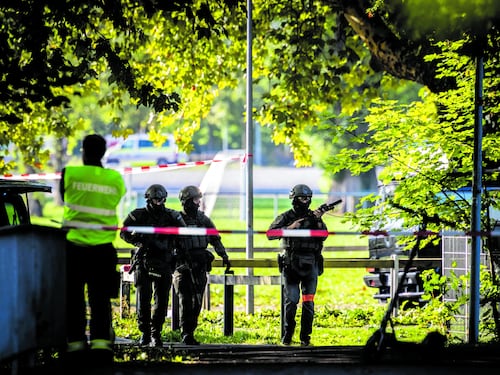 Gli spari nella notte al rave dei ragazzi. Morta un’italiana. “Ipotesi terrorismo”