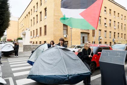 Tende anti-Israele alla Sapienza: il campeggio dei collettivi rossi 11