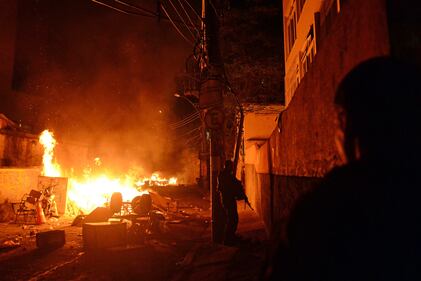 Rio, la polizia uccide un balleri: la favela brucia 6
