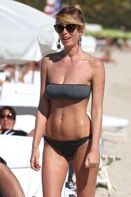 Alessia Marcuzzi, bikini sexy al mare 34