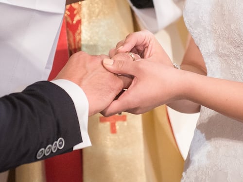 Vede sua moglie per la prima volta senza trucco e chiede il divorzio